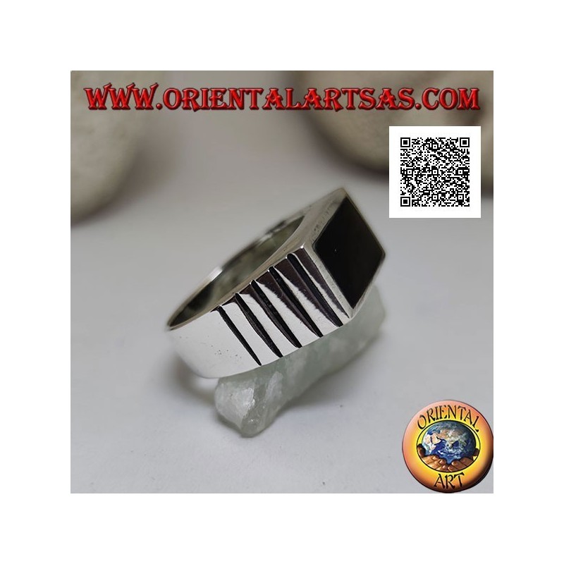 Bague en argent avec onyx rectangulaire horizontal au ras du bord et incisions verticales sur les côtés
