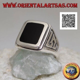 Anello in argento con onice rettangolare a filo bordo rialzata con motivo a S in bassorilievo sui lati