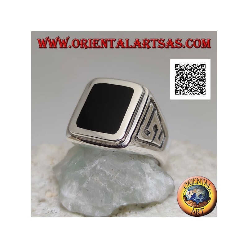 Silver ring with rectangular onyx flush with raised edge with S motif in bas-relief on the sides