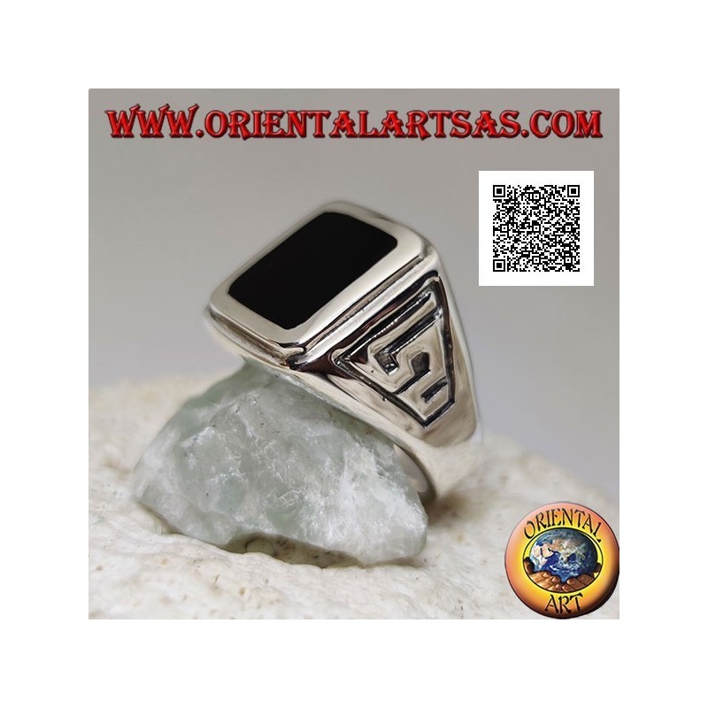 Anillo de plata con ónix rectangular enrasado con borde en relieve con motivo S en bajorrelieve en los laterales