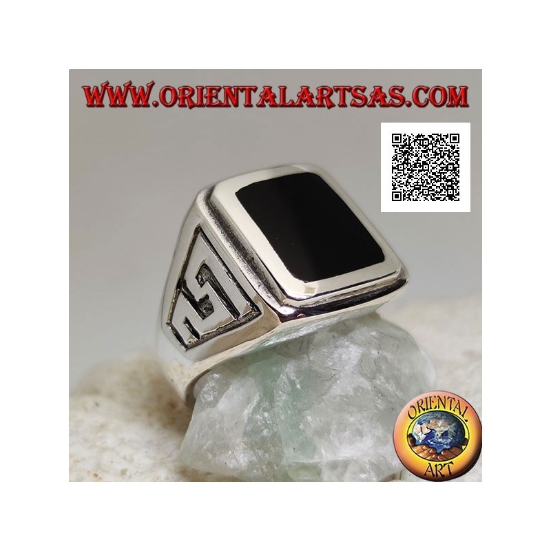 Silberring mit rechteckigem Onyx bündig mit erhabener Kante mit S-Motiv im Basrelief an den Seiten