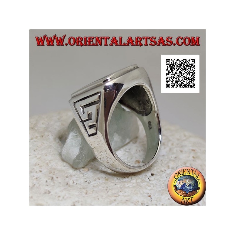 Bague en argent avec onyx rectangulaire au ras du bord relevé avec motif S en bas-relief sur les côtés