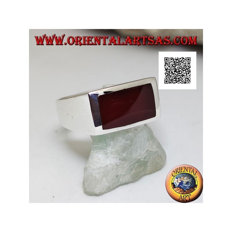 Anillo de plata con cornalina rectangular horizontal al ras con el borde en un marco liso
