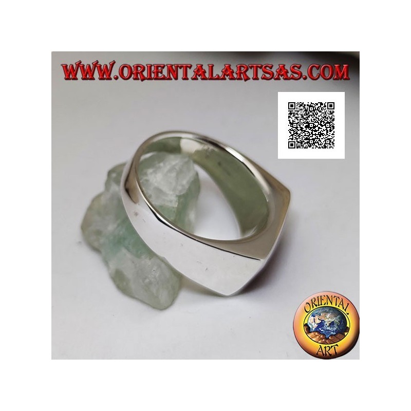 Bague en argent avec cornaline rectangulaire horizontale au ras du bord sur un sertissage lisse