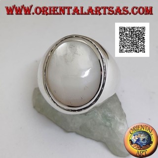 Anillo de plata con cabujón ovalado de nácar con borde en relieve en un engaste liso