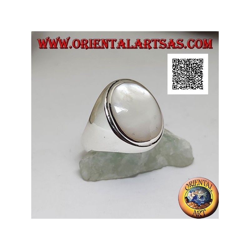Anello in argento con madreperla ovale cabochon con bordo rialzato su montatura liscia