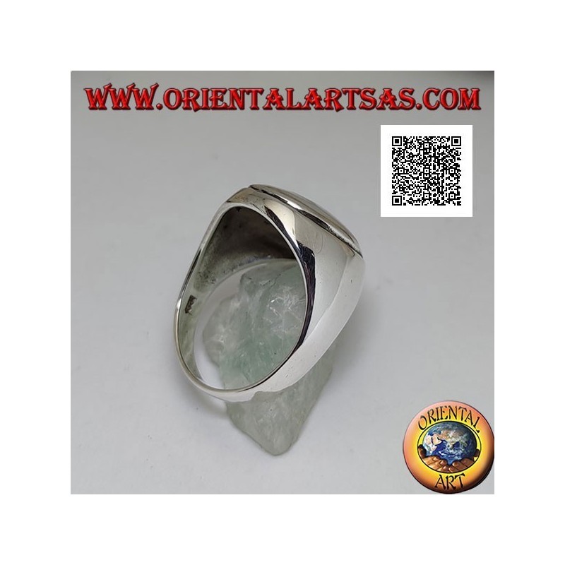 Bague en argent avec cabochon ovale en nacre avec bord relevé sur une monture lisse