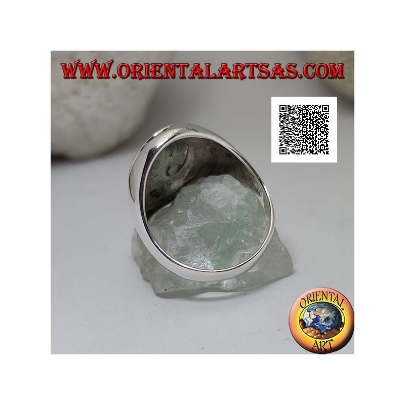 Anillo de plata con cabujón ovalado de nácar con borde en relieve en un engaste liso