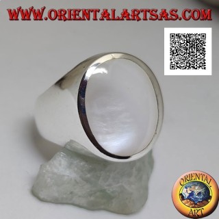 Anillo de plata con gran nácar ovalado al ras con el borde en un engaste suave