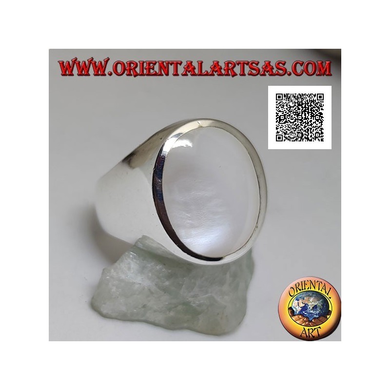 Anillo de plata con gran nácar ovalado al ras con el borde en un engaste suave