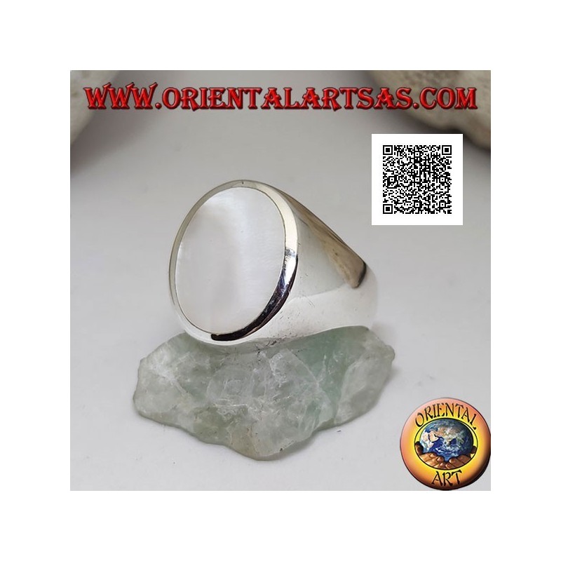 Anello in argento con madreperla ovale grande a filo bordo su montatura liscia