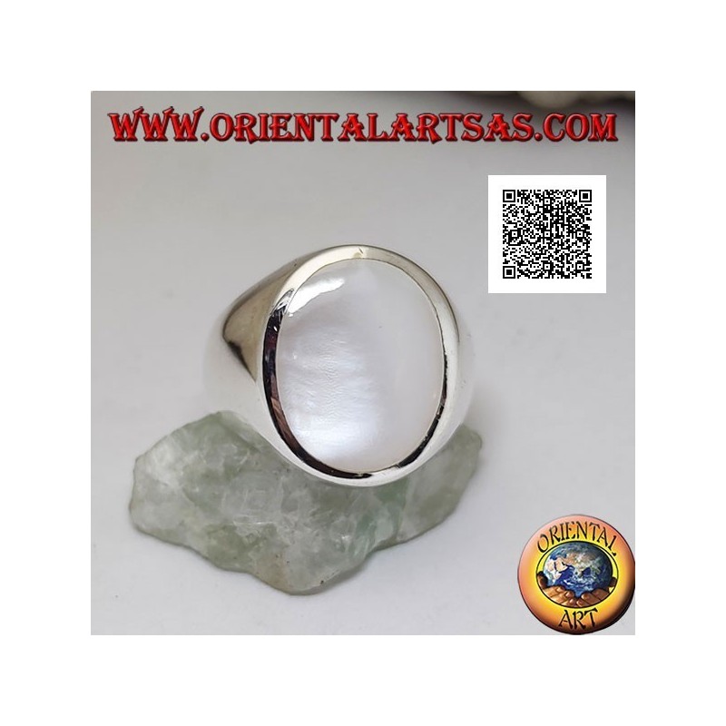 Bague en argent avec grande nacre ovale au ras du bord sur une monture lisse
