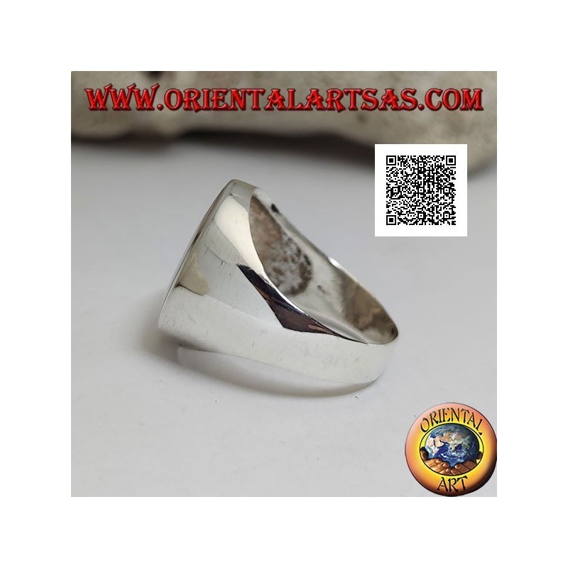 Bague en argent avec grande nacre ovale au ras du bord sur une monture lisse