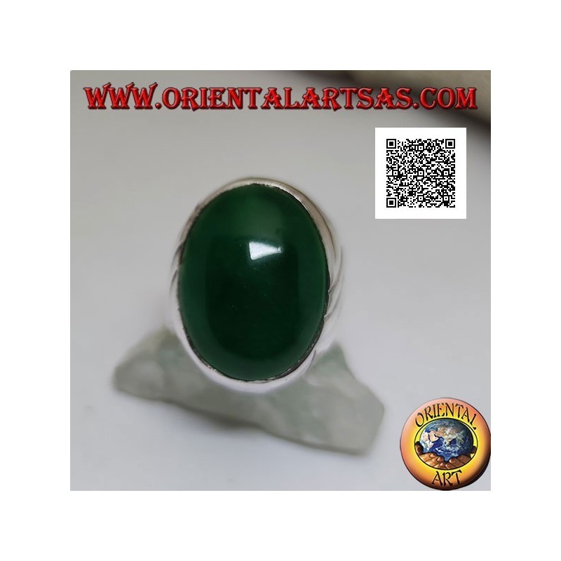 Anillo de plata con gran cabujón de ágata verde ovalada y tres líneas oblicuas grabadas en los laterales