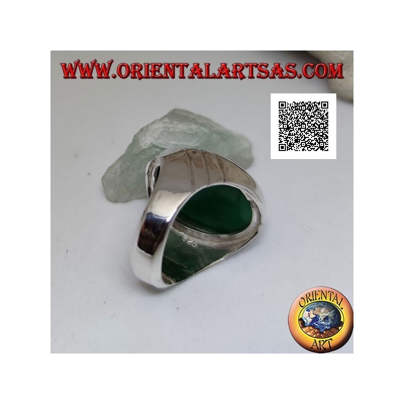 Bague en argent avec grand cabochon d'agate verte ovale et trois lignes obliques gravées sur les côtés