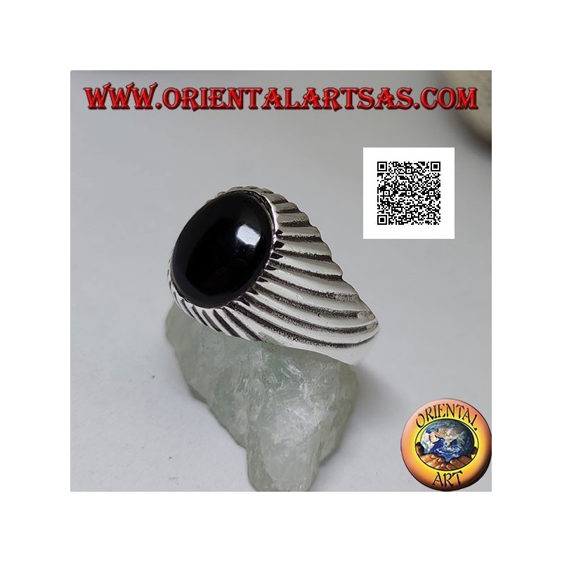 Anillo de plata con ónix cabujón ovalado y líneas grabadas en espiral hipnóticas concéntricas