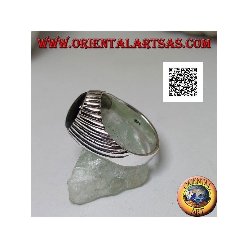 Silberring mit ovalem Cabochon-Onyx und konzentrischen hypnotischen Spiralgravurlinien