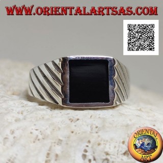 Silberring mit rechteckigem Onyx mit kantenbündigem Onyx und seitlich eingravierten schrägen Linien