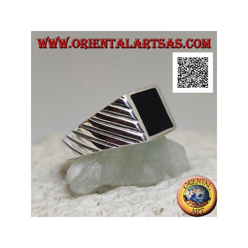 Anello in argento con onice rettangolare con onice a filo bordo e linee oblique incise sui lati