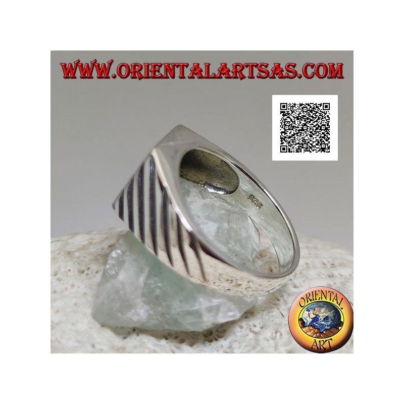 Anillo de plata con ónix rectangular con ónix al ras del borde y líneas oblicuas grabadas en los lados