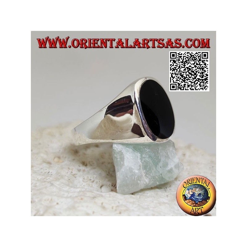 Bague en argent avec onyx ovale plat affleurant le bord