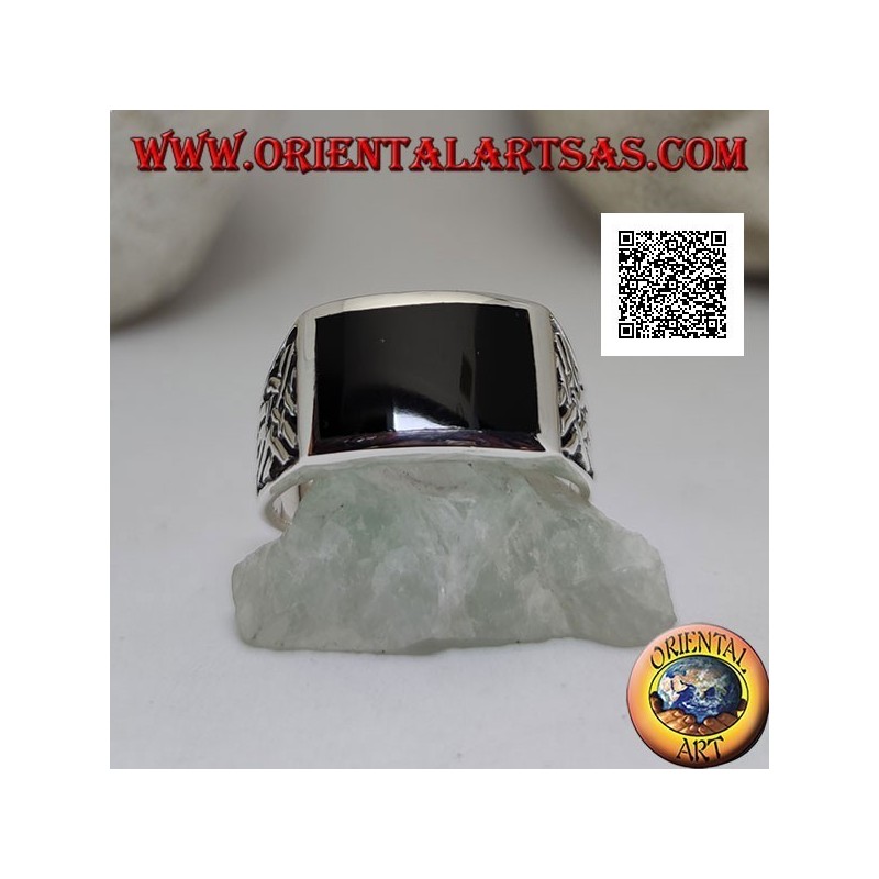 Anillo de plata con ónix rectangular horizontal y tejidos de bajorrelieve celta en los lados