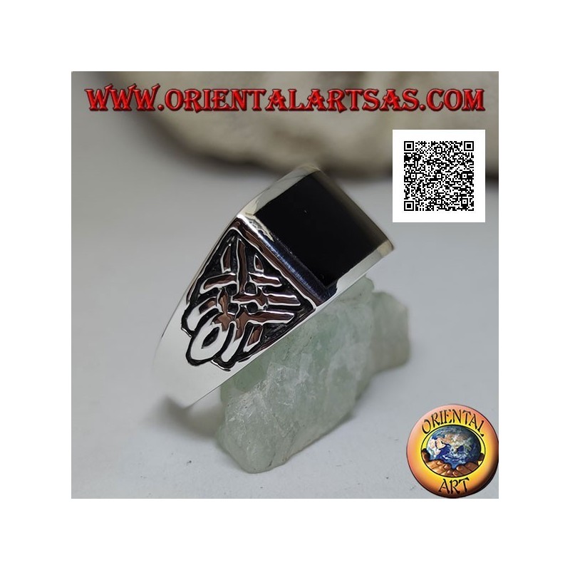 Silver ring with horizontal rectangular onyx and Celtic bas-relief weaves on the sides