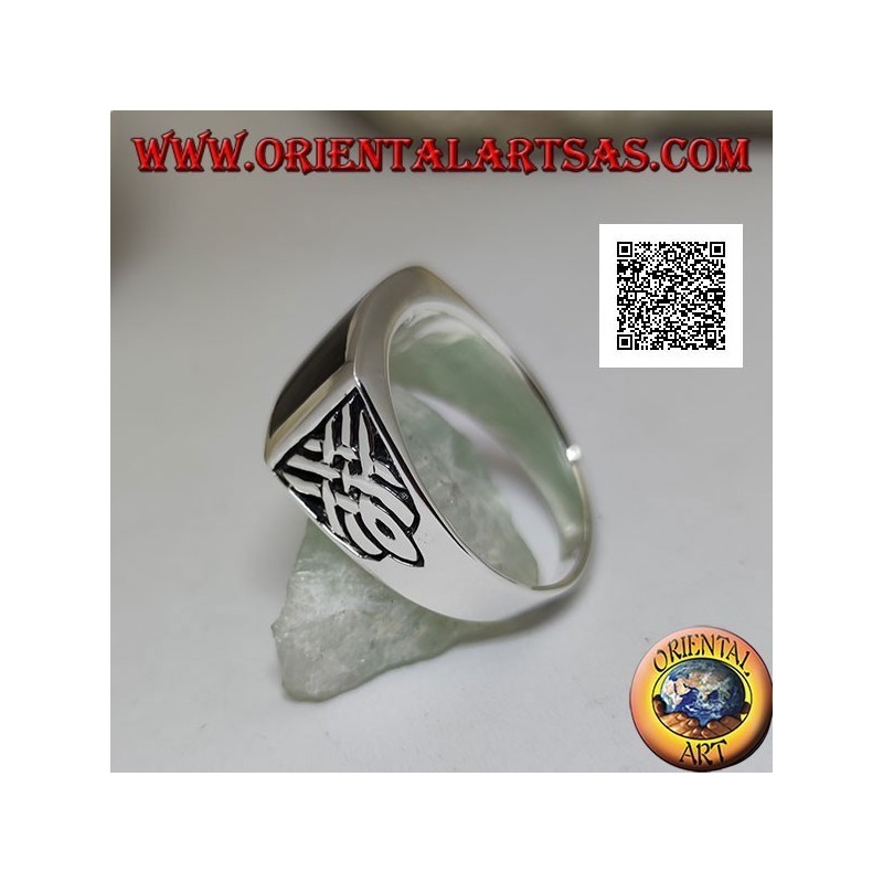 Anillo de plata con ónix rectangular horizontal y tejidos de bajorrelieve celta en los lados