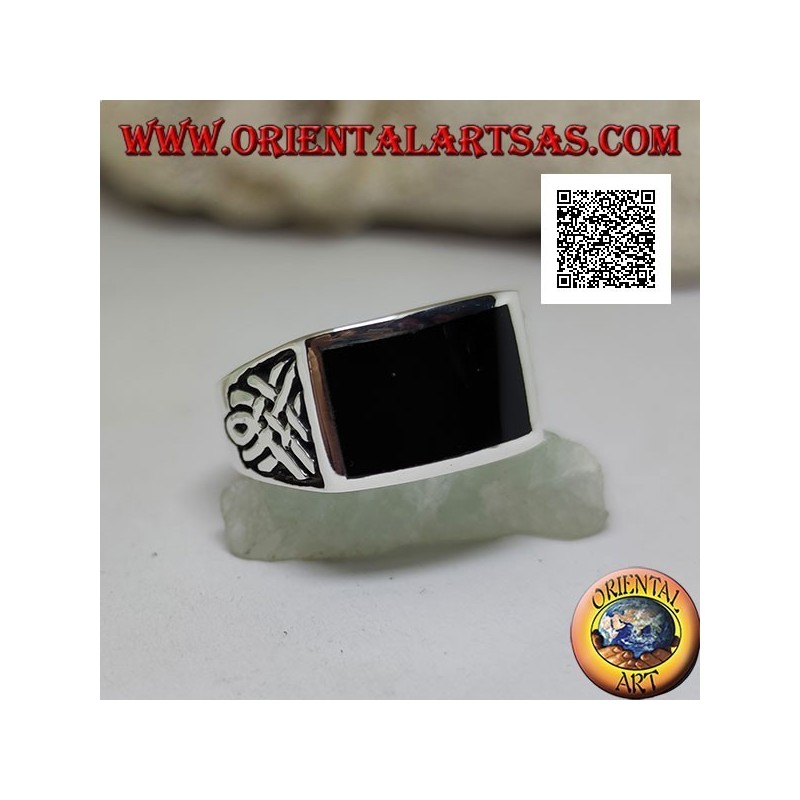 Silver ring with horizontal rectangular onyx and Celtic bas-relief weaves on the sides