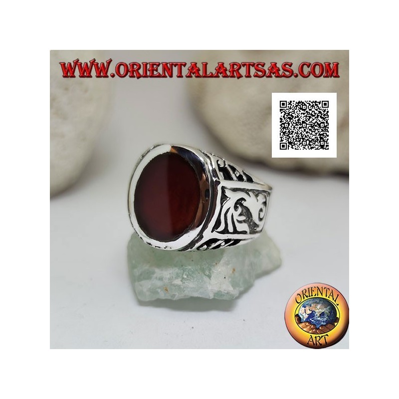 Anillo de plata con cornalina ovalada a ras de borde con decoraciones góticas en bajorrelieve en los laterales