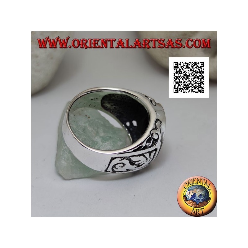 Bague en argent avec cornaline ovale au ras du bord avec des décorations gothiques en bas-relief sur les côtés