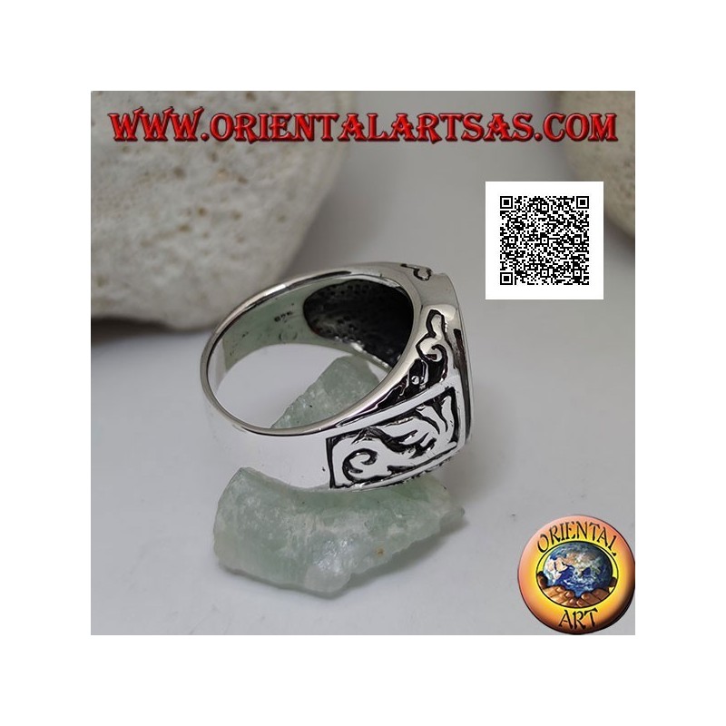 Anello in argento con corniola ovale a filo bordo con decorazioni gotiche in bassorilievo sui lati