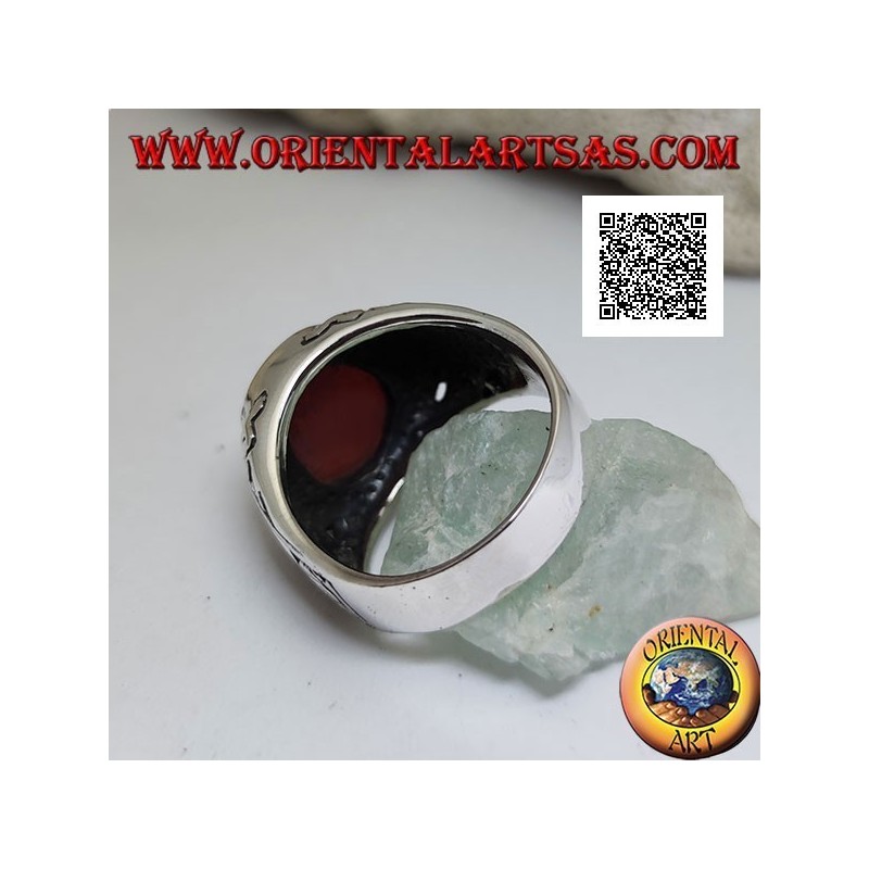 Anello in argento con corniola ovale a filo bordo con decorazioni gotiche in bassorilievo sui lati