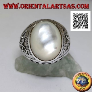 Anello in argento con madreperla ovale cabochon e decorazione floreale e a triangolini sui lati