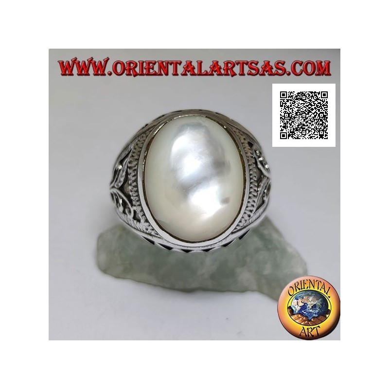 Anillo de plata con cabujón ovalado nácar y decoración floral y triangular en los laterales