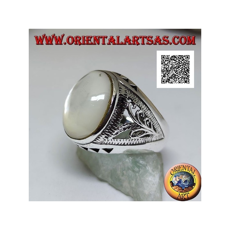 Silver ring with oval cabochon mother of pearl and floral and triangular decoration on the sides