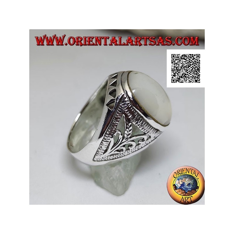 Anello in argento con madreperla ovale cabochon e decorazione floreale e a triangolini sui lati