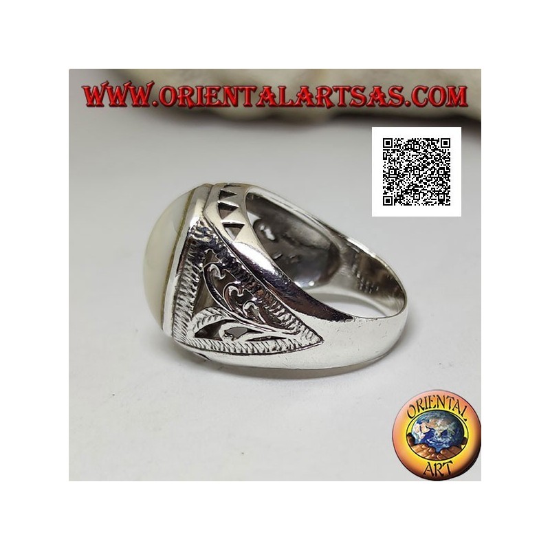 Anello in argento con madreperla ovale cabochon e decorazione floreale e a triangolini sui lati