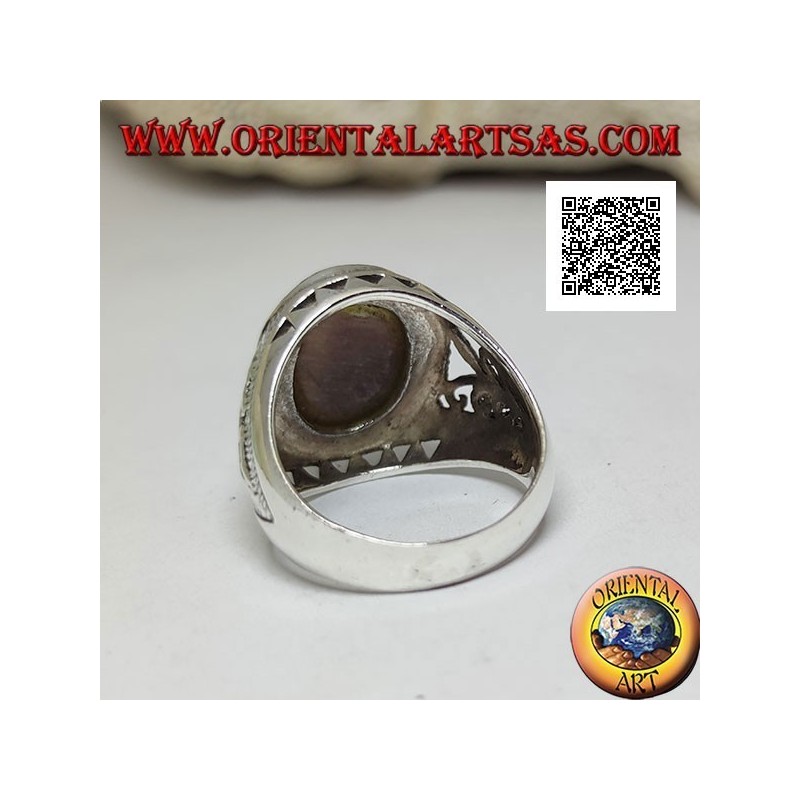 Anillo de plata con cabujón ovalado nácar y decoración floral y triangular en los laterales