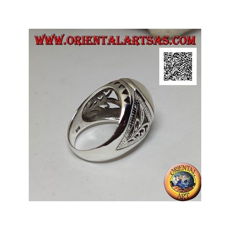 Bague en argent avec cabochon ovale en nacre et décor floral et triangulaire sur les côtés