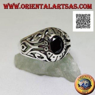 Bague en argent avec onyx ovale facetté et décor floral ajouré sur les côtés