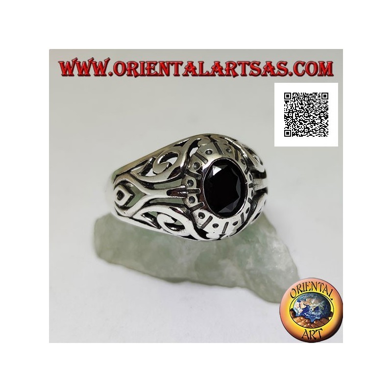 Bague en argent avec onyx ovale facetté et décor floral ajouré sur les côtés