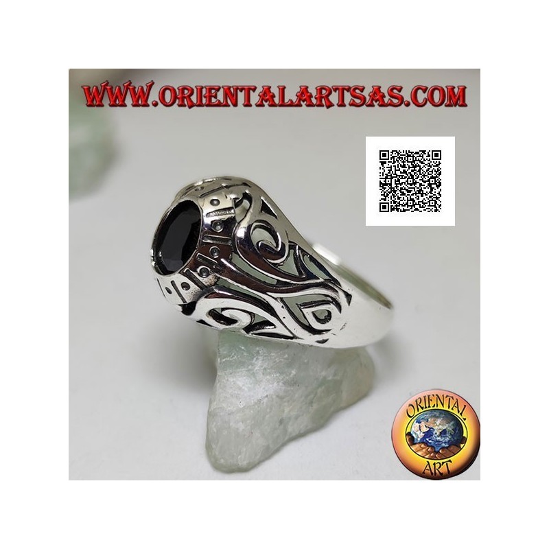 Bague en argent avec onyx ovale facetté et décor floral ajouré sur les côtés