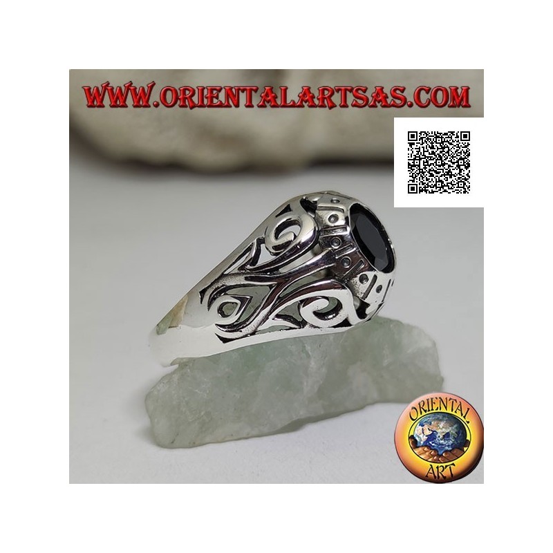 Anillo de plata con ónix ovalado facetado y decoración floral calada en los laterales