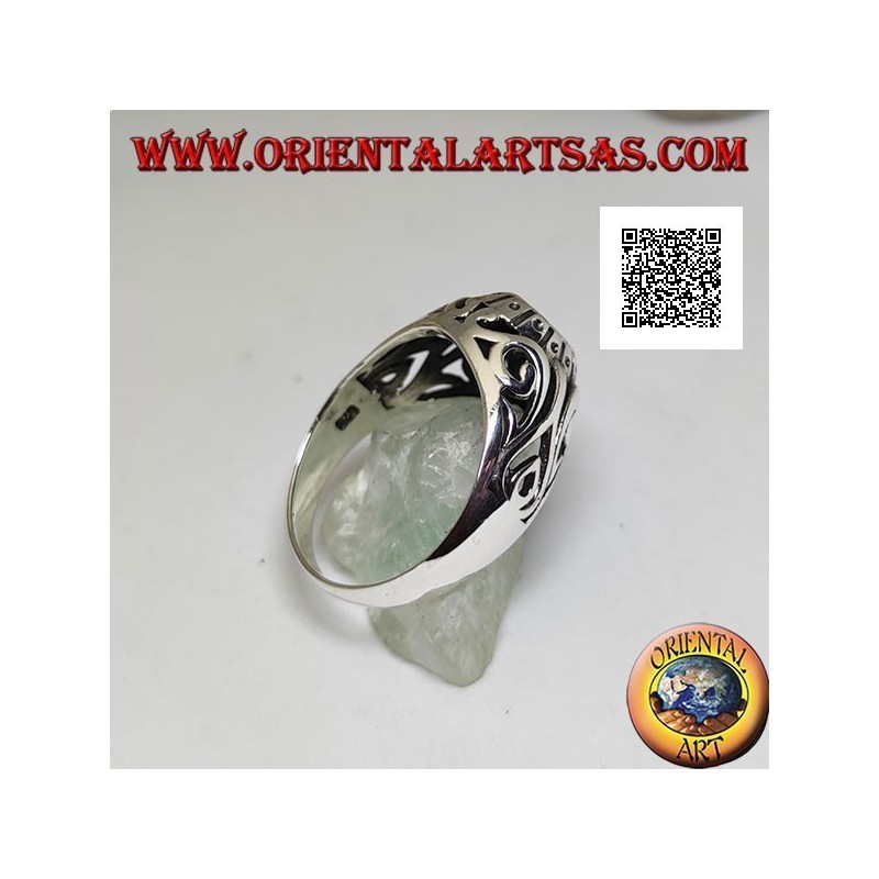 Anello in argento con onice ovale sfaccettata e decorazione floreali traforata sui lati