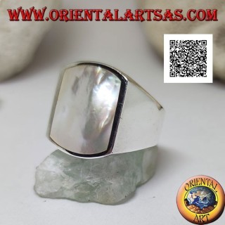 Bague en argent avec nacre rectangulaire recourbée sur deux faces au ras du bord sur une monture lisse