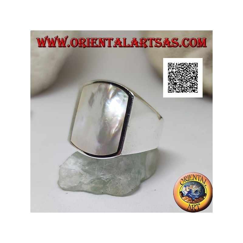 Anello in argento con madreperla rettangolare curva su due lati a filo bordo su montatura liscia