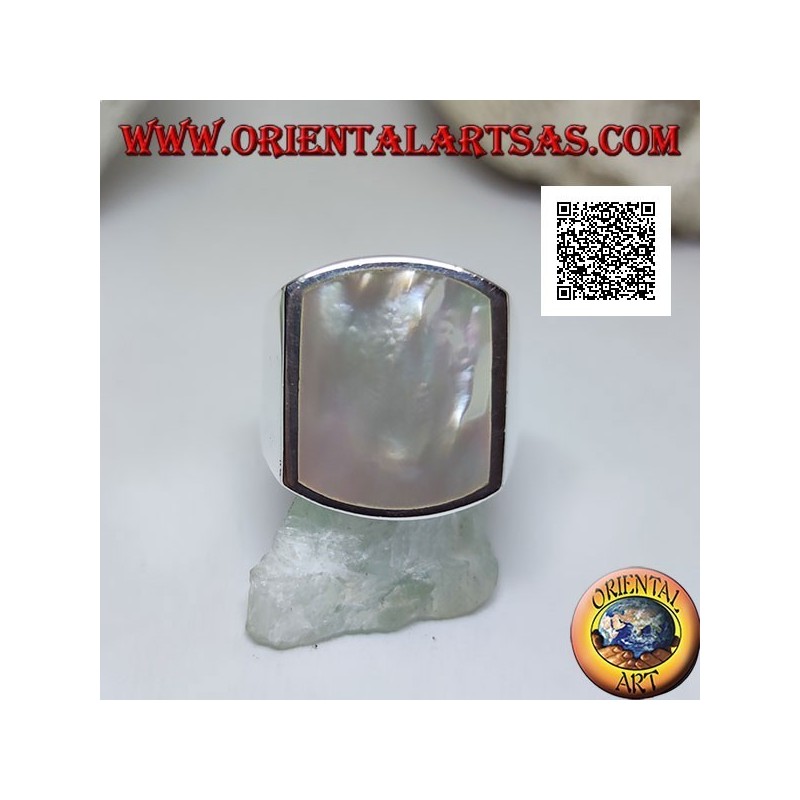 Anillo de plata con nácar rectangular curvado en dos lados al ras con el borde en un engaste suave