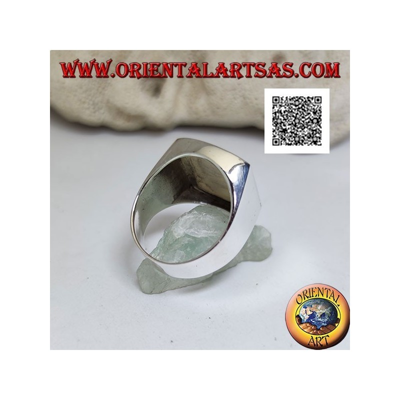 Anillo de plata con nácar rectangular curvado en dos lados al ras con el borde en un engaste suave