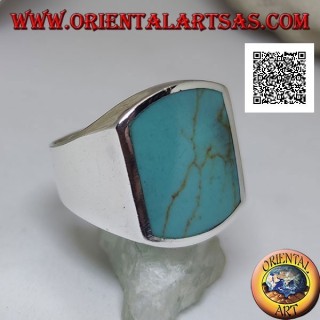 Bague en argent avec turquoise rectangulaire incurvée sur deux côtés au ras du bord sur un cadre lisse